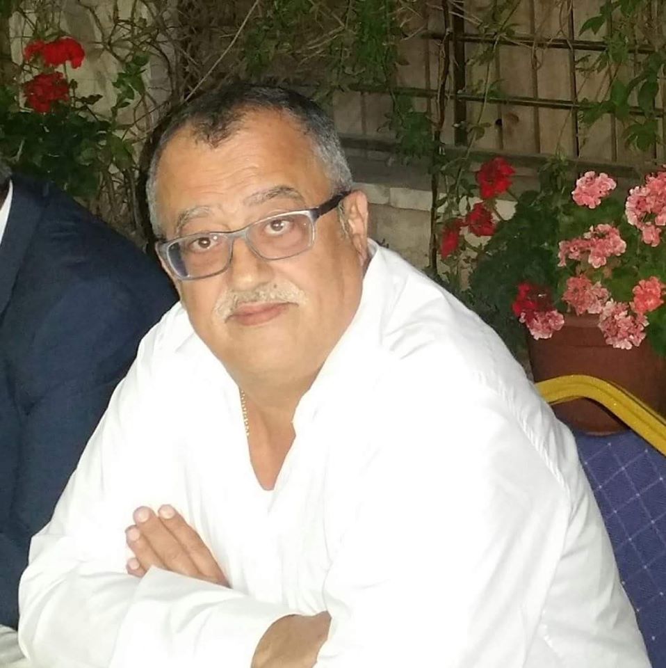 요르단 작가 나헤드 핫타르가 만화 출판 혐의로 재판을 받던 법원 밖에서 살해당했습니다