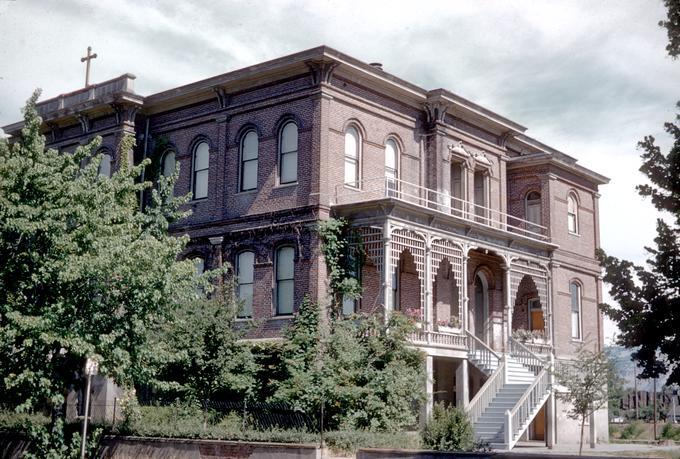 Saint Mary's Academy (The Dalles) donde estudió John Callahan. Fotografía del edificio en 1954