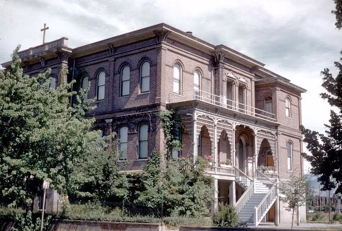 Saint Mary's Academy (The Dalles) donde estudió John Callahan. Fotografía del edificio en 1954