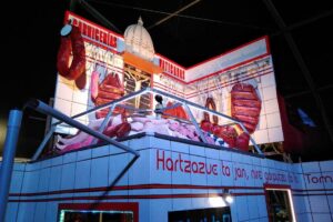 La Ertzaintza retira la decoración de la caseta de Hontzak por una denuncia del Obispado