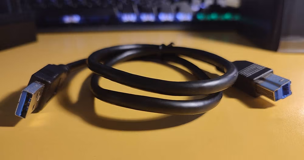 Su cable USB 3.0 de tipo A a tipo B. Un poco corto (75 cm) si tienes la torre en el suelo. Su cable USB 3.0 de tipo A a tipo B. Un poco corto (75 cm) si tienes la torre en el suelo.