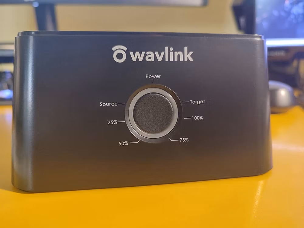 La parte frontal con su único botón de clonado e indicadores LED de encendido y progreso de la clonación. La parte frontal con su único botón de clonado e indicadores LED de encendido y progreso de la clonación.