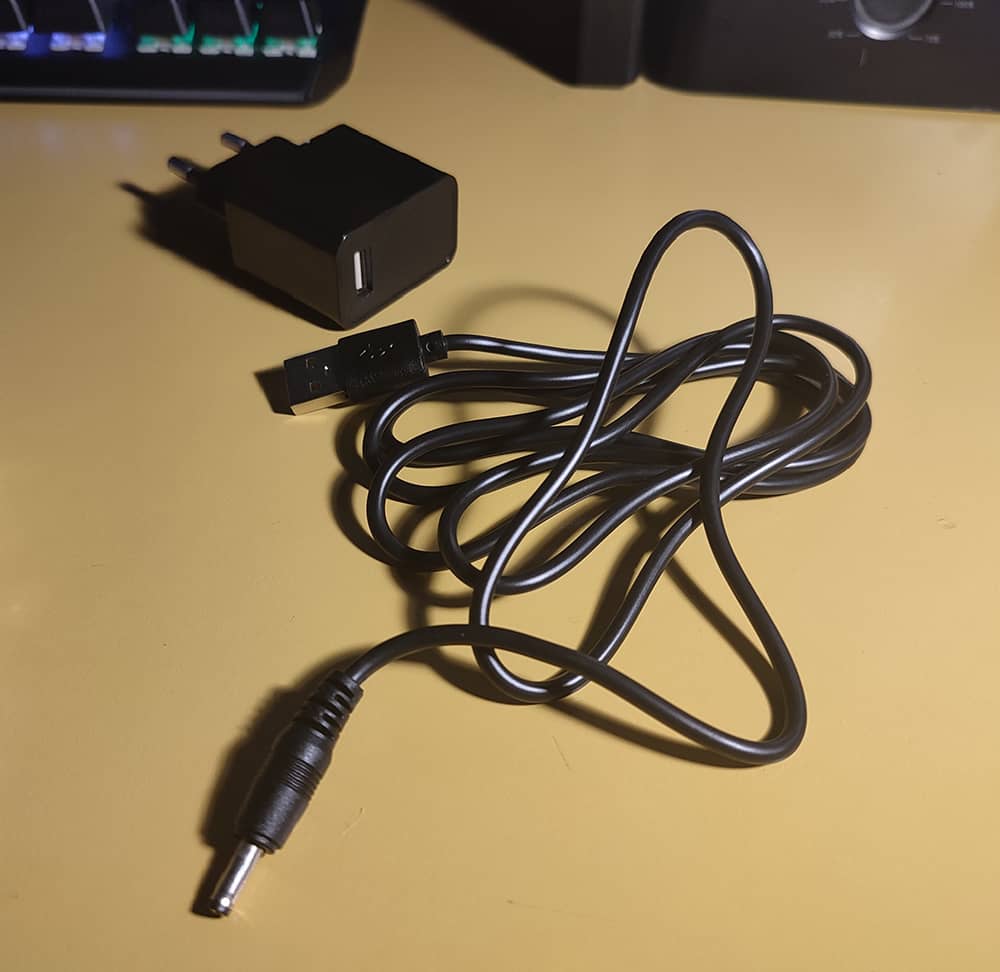 Se puede conectar por USB o a la corriente tradicional con el adaptador que se incluye). No tiene batería, debe estar enchufada para funcionar.