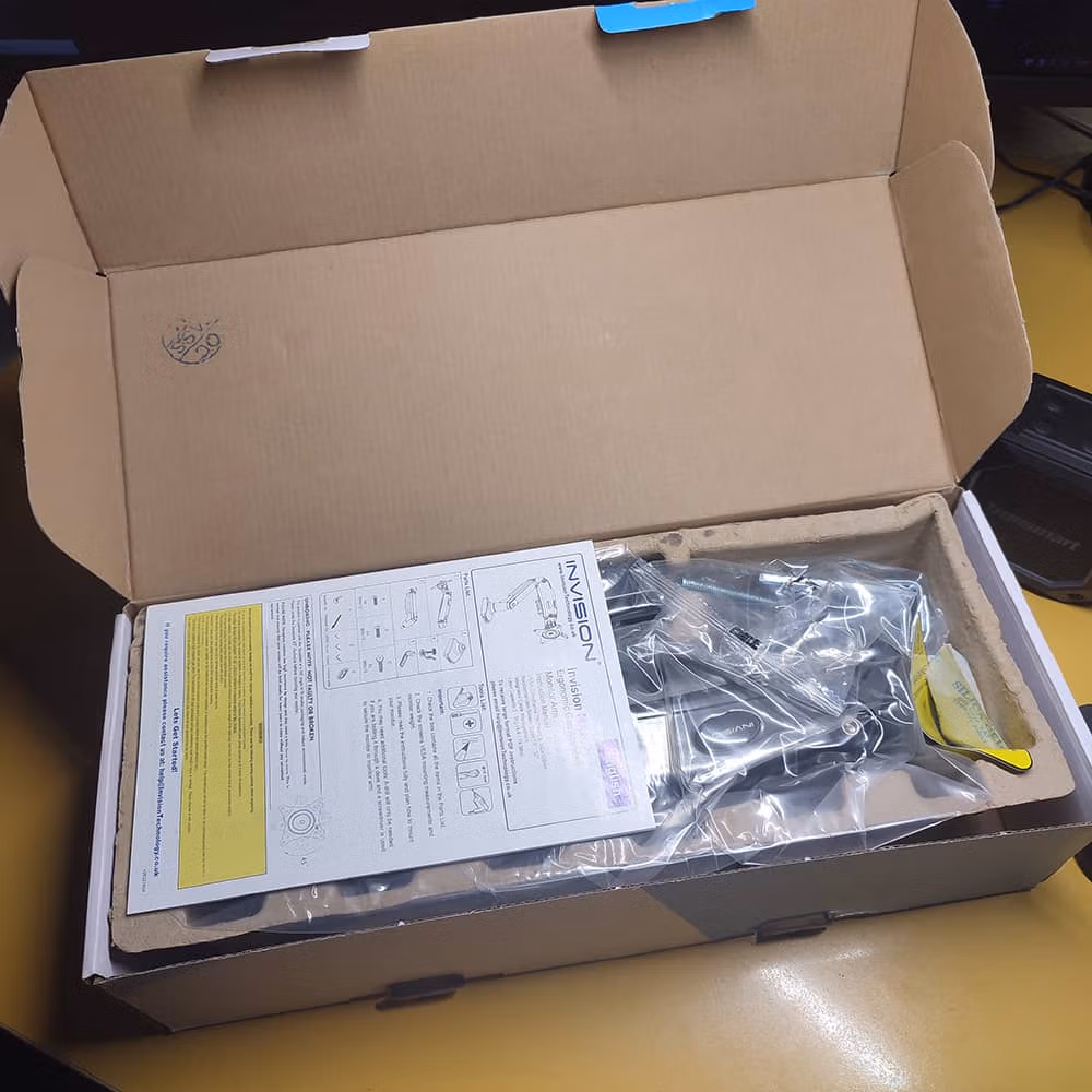 En la caja el manual, las piezas y la tornillería. Todo envuelto en plásticos