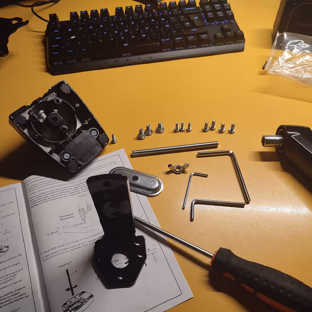 Tornillería, llaves y diferentes piezas