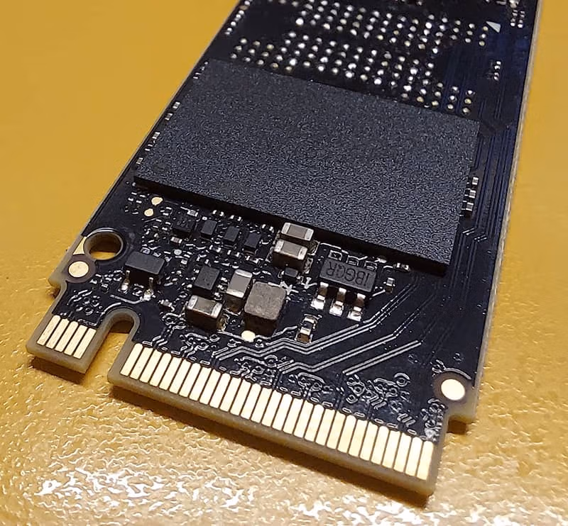 كيفية تثبيت محرك أقراص M.2 NVMe في جهاز كمبيوتر بدون منفذ M.2
