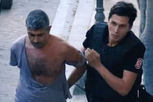 El Gobierno turco cierra el diario prokurdo Özgür Gündem y detiene a sus 24 empleados, entre ellos al dibujante Dogan Güzel