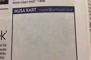 El gobierno de Erdogan detiene y encarcela a 13 periodistas en una redada en el diario Cumhuriyet.