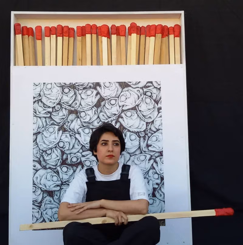 A caricaturista iraniana Atena Farghadani foi condenada a seis anos de prisão