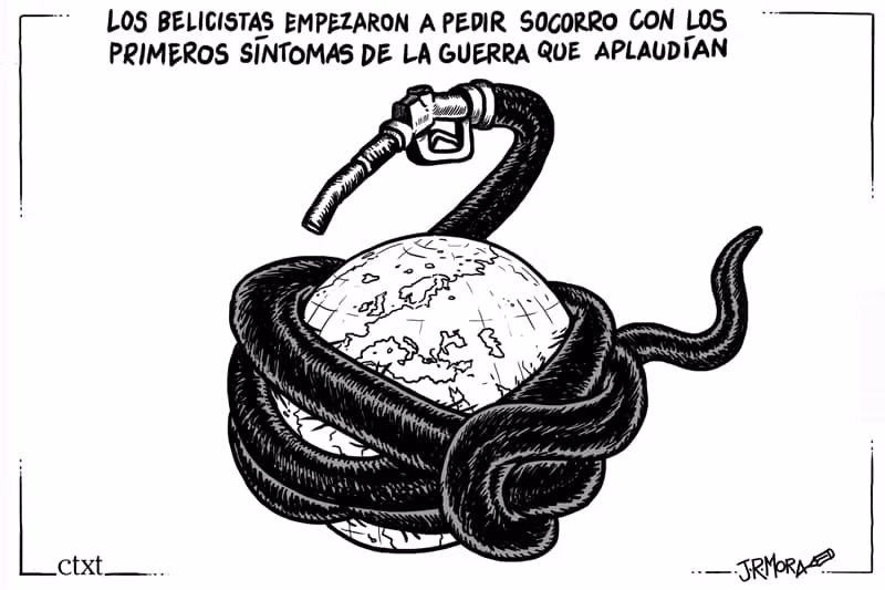 Viñeta política en blanco y negro firmada por J.R. Mora para ctxt. En la parte superior se lee el texto: "LOS BELICISTAS EMPEZARON A PEDIR SOCORRO CON LOS PRIMEROS SÍNTOMAS DE LA GUERRA QUE APLAUDÍAN". La ilustración muestra el planeta Tierra siendo asfixiado por una manguera de combustible que lo rodea como si fuera una serpiente constrictora. La boquilla del surtidor de gasolina corona la composición, situada justo encima del globo terráqueo.