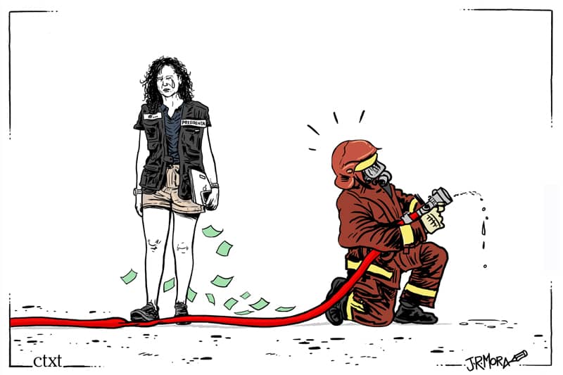 Isabel Díaz Ayuso, llorando con su chaleco con el parche de "Presidenta" camina mientras se le caen los billetes y pisa la manguera de un bombero que ve como el chorro de agua se corta.