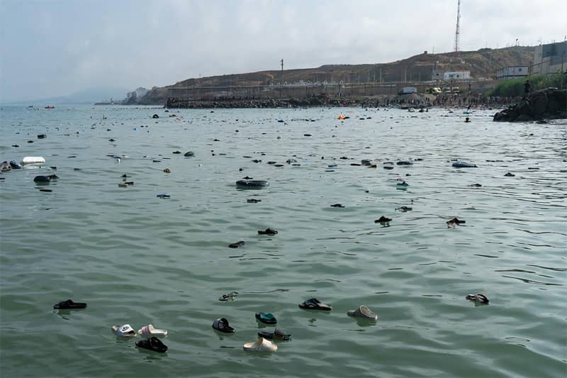 Calzado y flotadores en el mar Mediterráneo. 30 de julio de 2026. Fotografía de Adrián Sevilla en El Salto.