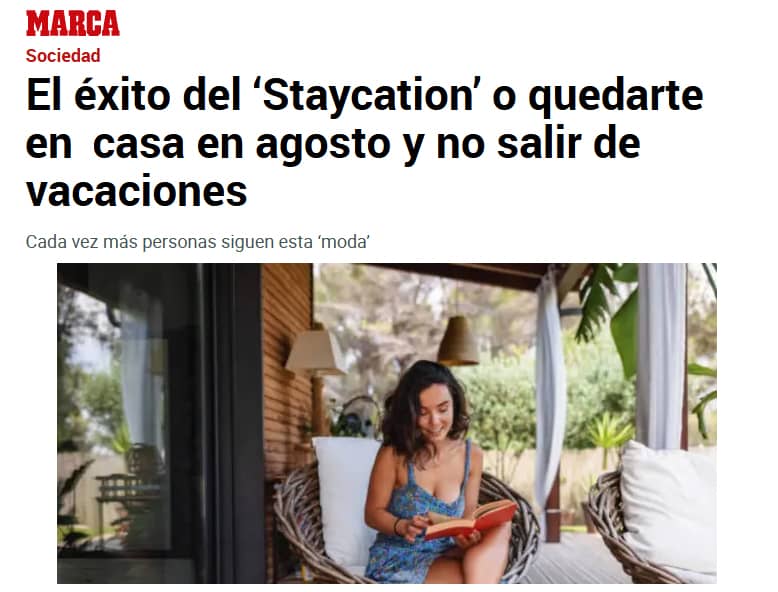 El éxito del ‘Staycation’ o quedarte en casa en agosto y no salir de vacaciones. "Cada vez más personas siguen esta 'moda'". Foto de una mujer leyendo un libro